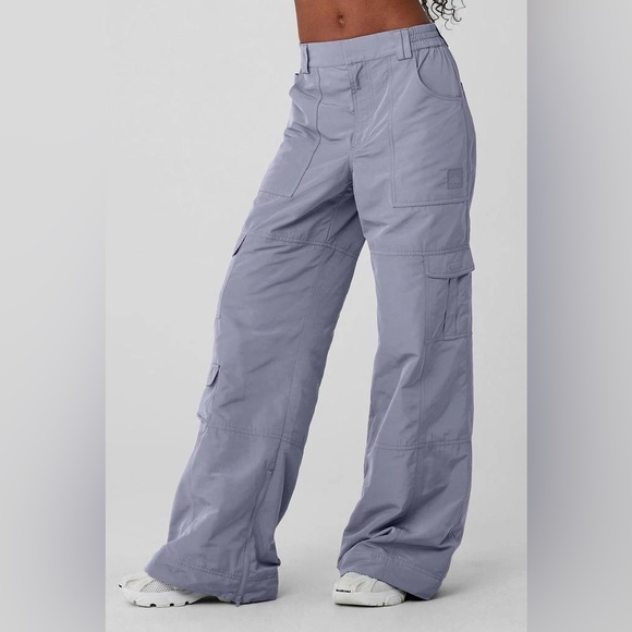 Alo YOGA | ✨NEW✨ High-Waist Ski-Moto Puffer Pant in Fog - Picture 3 of 5